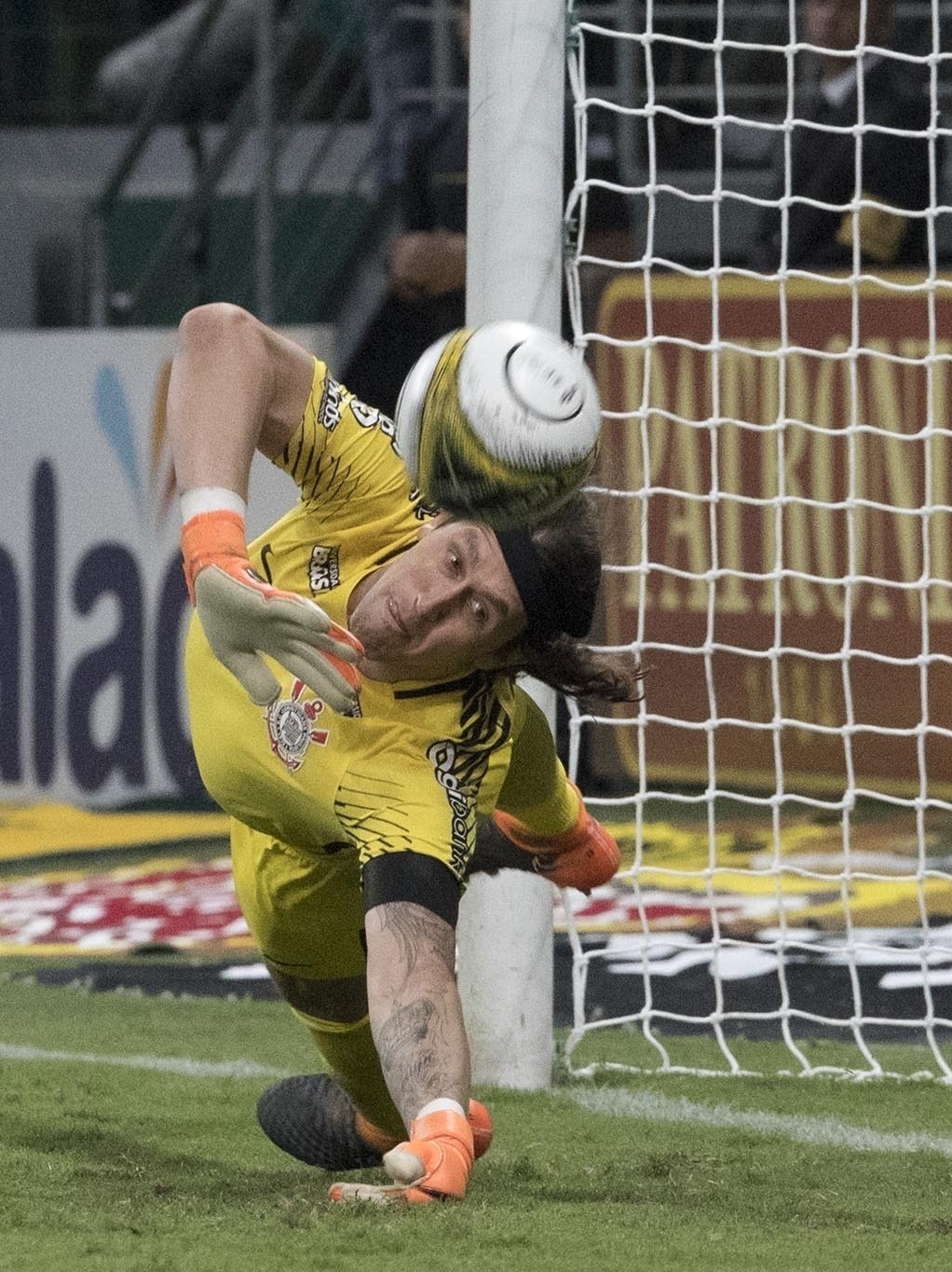 Cássio chega a 28 defesas e se torna o goleiro que mais defendeu pênaltis  na história do Corinthians