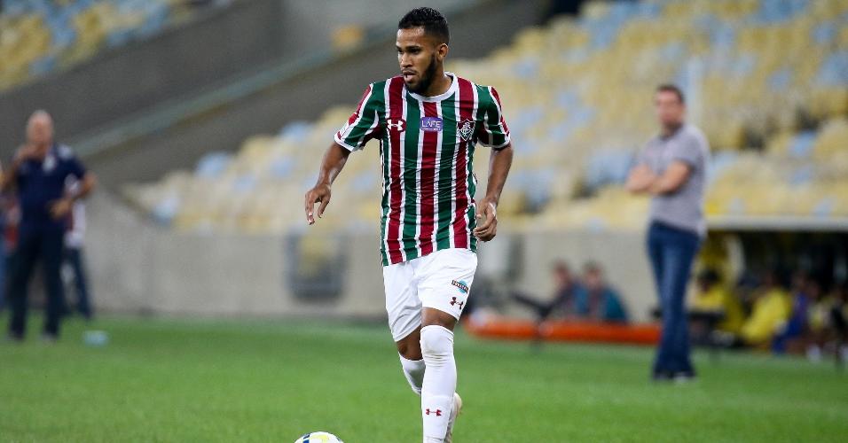 Everaldo, jogador do Fluminense, em ação contra o Corinthians