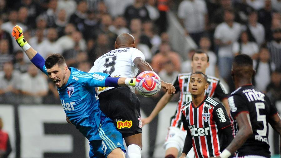 Tiago Volpi pede falta no lance que acabou com gol do Corinthians domingo passado - Alan Morici/AGIF