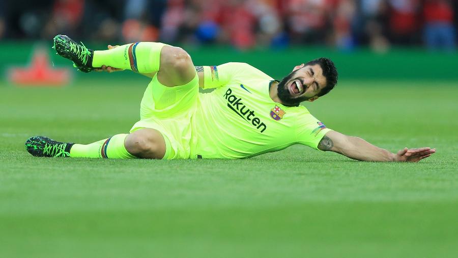 Luis Suárez fica caído em campo durante a partida entre Barcelona e Liverpool pela Liga dos Campeões - Simon Stacpoole/Getty Images