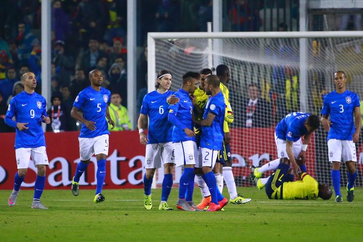 Neymar se envolveu em confusão na Copa América 2015 e acabou expulso em jogo contra a Colômbia Neymar se envolveu em confusão na Copa América 2015 e acabou expulso em jogo contra a Colômbia