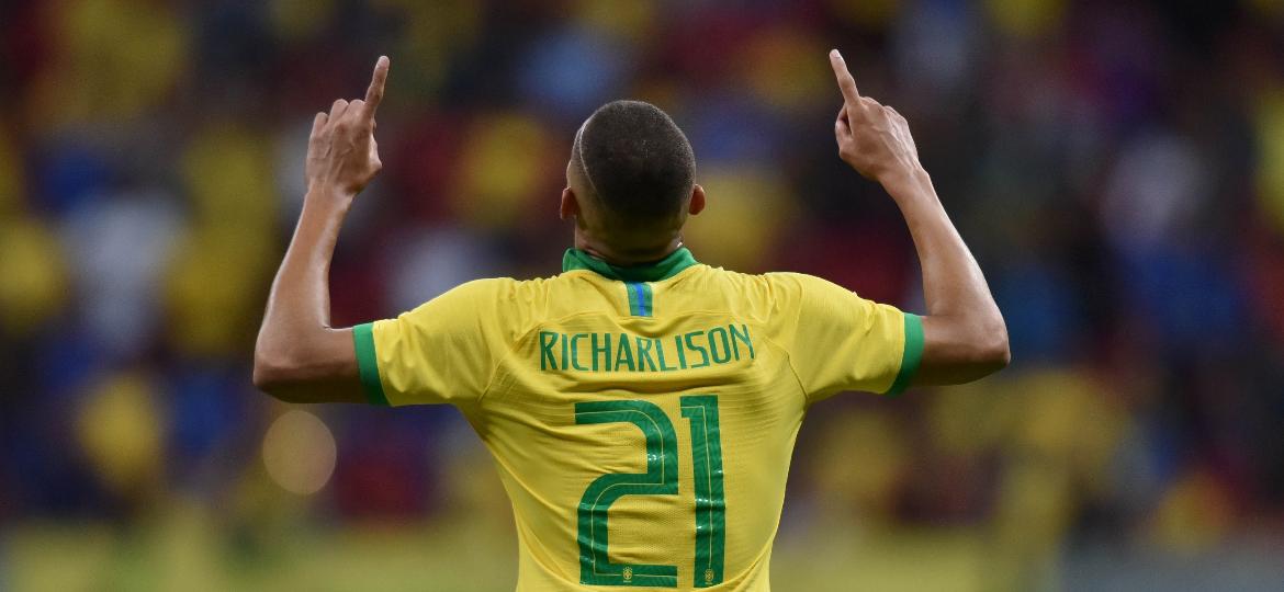 Richarlison comemora gol da seleção brasileira em amistoso contra o Qatar - Hospital Ortopédico e Medicina Especializada
