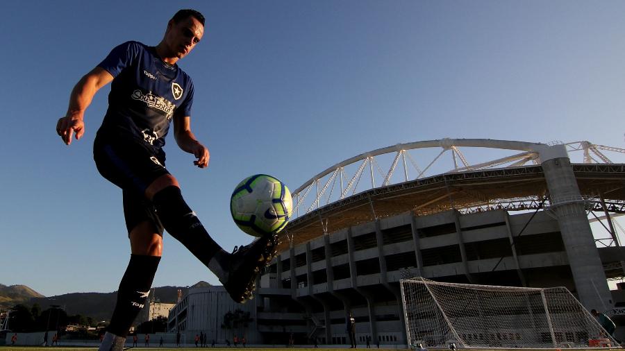 Victor Rangel domina a bola em treinamento do Botafogo no Nilton Santos - VITOR SILVA/BOTAFOGO