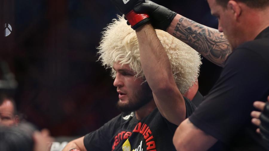 Khabib Nurmagomedov, após manter o cinturão dos pesos leves - Stringer/Anadolu Agency via Getty Images