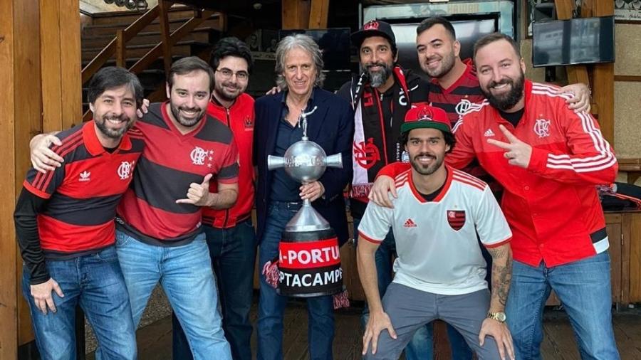 Técnico Jorge Jesus visitou uma das embaixadas do Flamengo em Portugal - Divulgação
