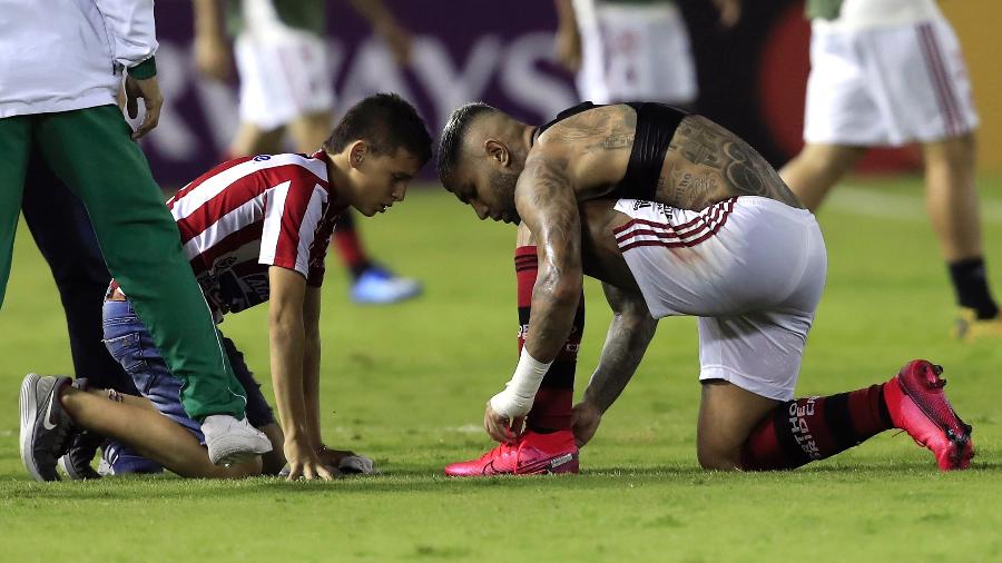 Gabigol deu as chuteiras para uma criança colombiana depois do jogo - View press/Getty Images