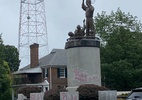 Estátua de Arthur Ashe é pichada com expressão "vidas brancas importam" - Reprodução