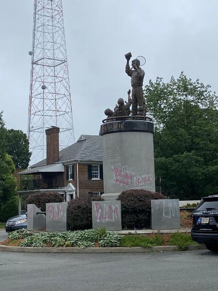 Estátua de Arthur Ashe é vandalizada em Richmond - Reprodução