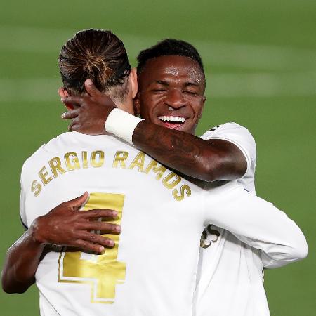 Vinicius Júnior comemora com Sergio Ramos após marcar contra o Mallorca - Gonzalo Arroyo Moreno/Getty Images