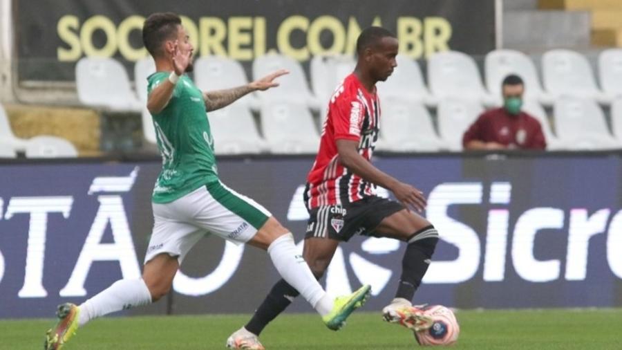 Helinho, do São Paulo, faz jogada durante partida contra o Guarani - Rubens Chiri