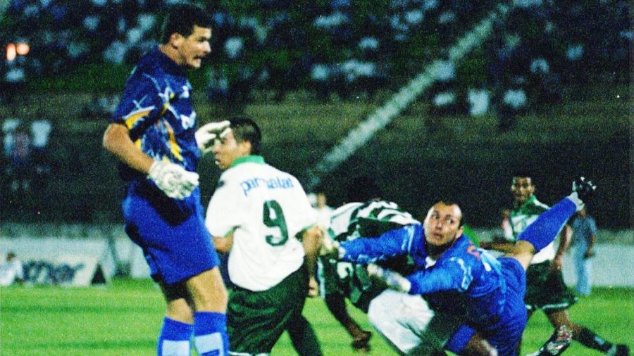 Goleiro Hiran, do Guarani, cabeceia para marcar o gol de empate em jogo contra o Palmeiras pelo Paulista de 1997 (3 a 3) - Marcos Ribolli/Folhapress