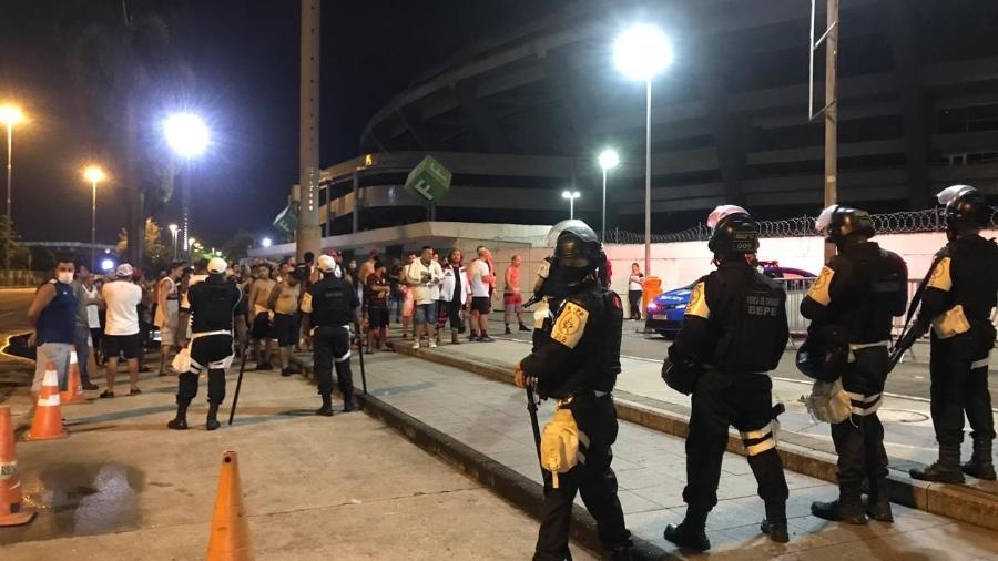 Torcedores do Flamengo protestam no Maracanã após queda na Libertadores - Rodrigo Mattos