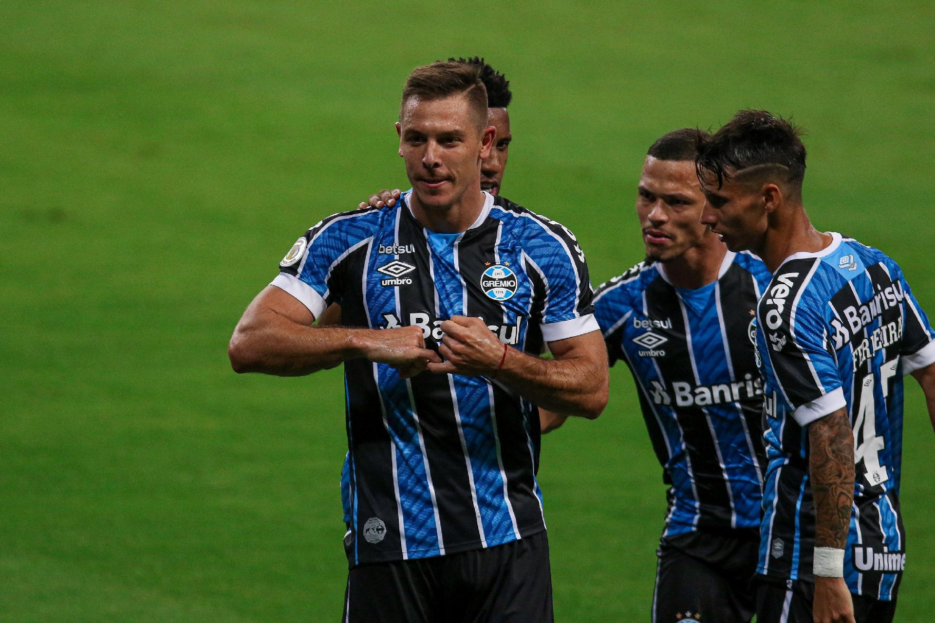 GOOOOOOOOOLL!! Churín amplia de pênalti para o Tricolor