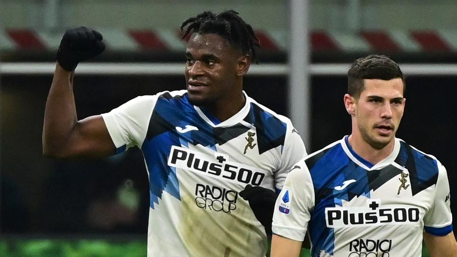 Atacante Duvan Zapata comemora gol que marcou pela Atalanta contra o Milan - MIGUEL MEDINA/AFP