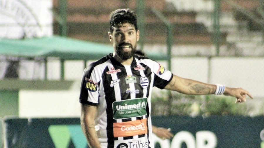 Aos 44 anos, atacante Loco Abreu está jogando o Mineiro pelo Athletic Club, de São João del Rei - Divulgação/Athletic Club
