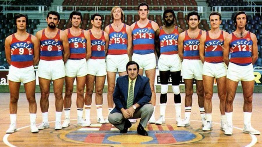 Equipe do Barcelona no início dos anos 1970; Charles Thomas com a camisa 13 - Reprodução