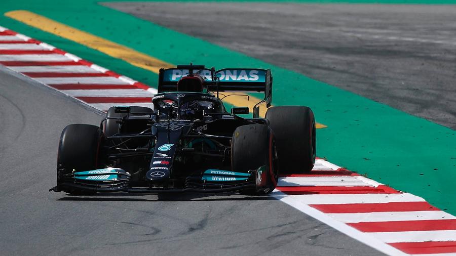 Lewis Hamilton foi o mais rápido durante o treino classificatório para o Grande Prêmio da Espanha, e conquistou 100ª pole da carreira - ALBERT GEA/REUTERS