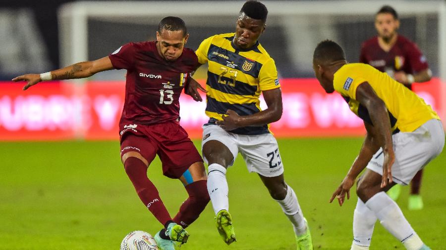 Caicedo, do Equador, tenta roubar a bola de jogador da Venezuela em jogo da Copa América - Thiago Ribeiro/AGIF