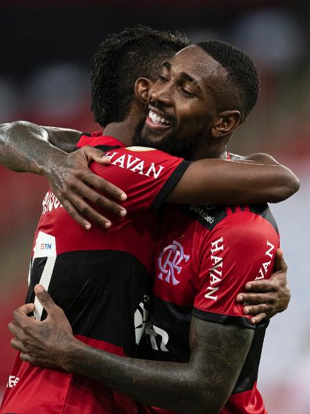 Bruno Henrique comemora com Gerson seu gol marcado na partida do Flamengo contra o Fortaleza, pela sexta rodada do Brasileirão 2021. - Jorge Rodrigues/AGIF