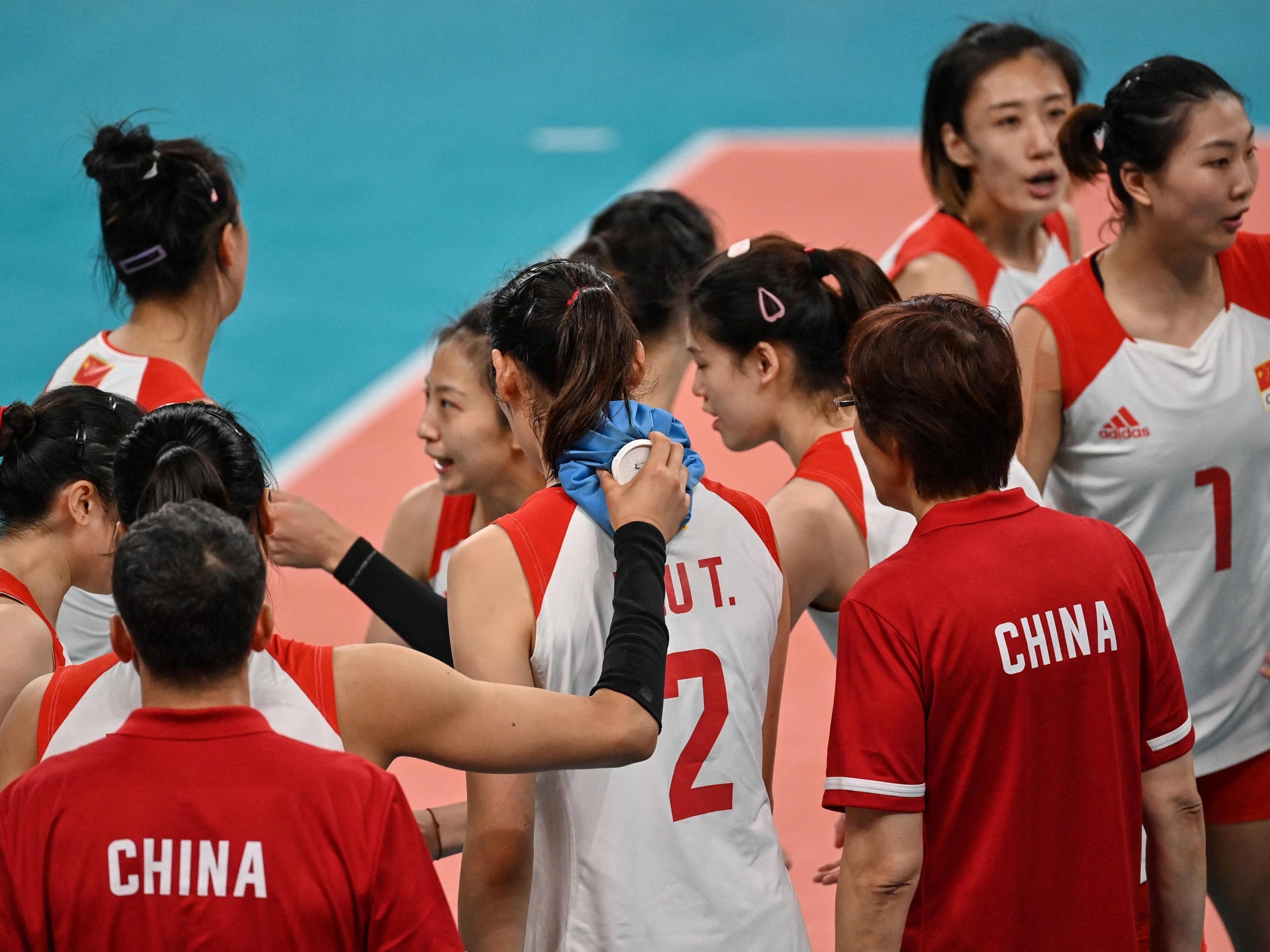 Com desfalques, seleção feminina de vôlei perde da China em