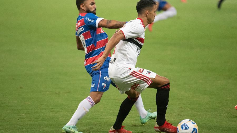 Romarinho e Igor Vinícius disputam a bola em jogo entre Fortaleza e São Paulo - Kely Pereira/AGIF