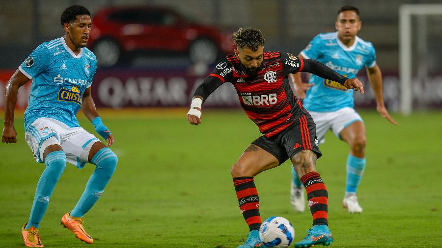 Gabigol, do Flamengo, domina a bola e é marcado de perto por jogador do Sporting Cristal, em jogo pela Libertadores 2022 - Marcelo Cortes / Flamengo
