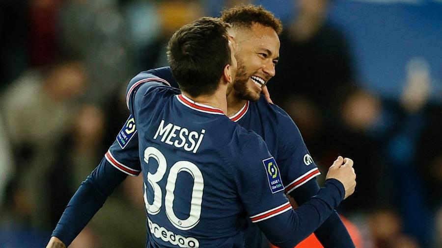 Neymar e Messi se cumprimentam após gol marcado pelo argentino em PSG x Lens, pelo Campeonato Francês - Christian Hartmann/Reuters