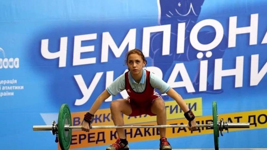 Alina Peregudova, de 14 anos, atleta do levantamento de peso, morreu após bombardeio na cidade ucraniana de Mariupol - Divulgação