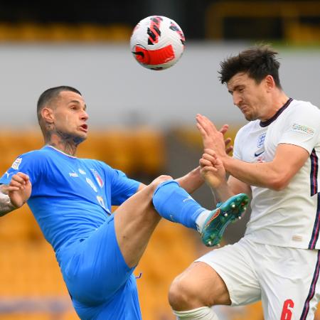 Scamacca e Maguire brigam pela bola em Itália x Inglaterra, jogo da Liga das Nações - Shaun Botterill/Getty Images