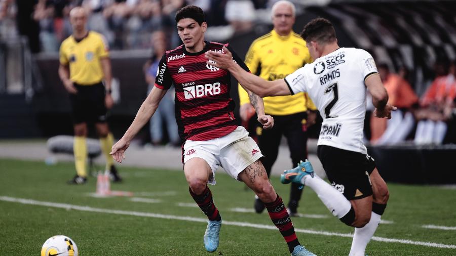 Ayrton Lucas é marcado por Rafael Ramos em jogo entre Corinthians e Flamengo pelo Brasileirão - Ettore Chiereguini/AGIF