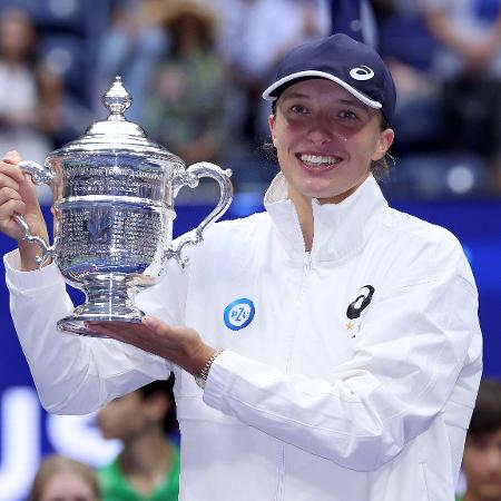 Iga Swiatek com o troféu do US Open de 2022 - Getty Images