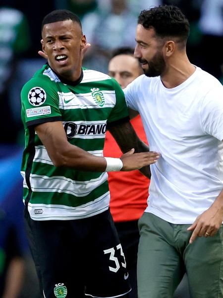 Arthur Gomes, jogador que passou pelo Santos, comemora seu gol com o técnico do Sporting, Ruben Amorim - Soccrates Images/Getty Images