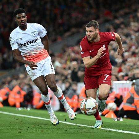 James Milner do Liverpool é marcado por Ben Johnson do Wes Ham, no Campeonato Inglês - Andrew Powell/Liverpool FC via Getty Images