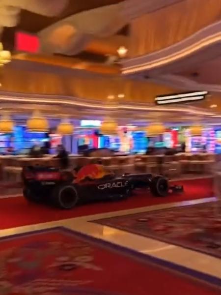 Gravação com carro de Fórmula 1 dentro de cassino em Las Vegas - Reprodução