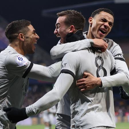 Jogadores do PSG comemoram gol sobre o Montpellier no Campeonato Francês - PASCAL GUYOT / AFP