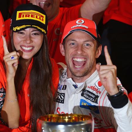 Jessica Michibata celebra com Jenson Button na Fórmula 1, em 2011 - Clive Mason/Getty Images