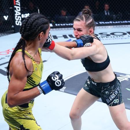 Taila Santos (de amarelo) e Erin Blanchfield (de preto), durante o UFC Cingapura