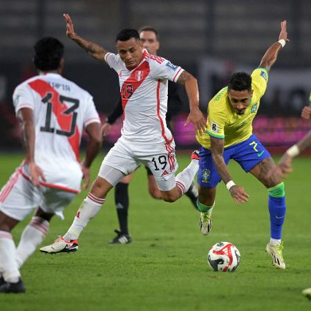 Raphinha é derrubado durante Peru x Brasil pelas Eliminatórias