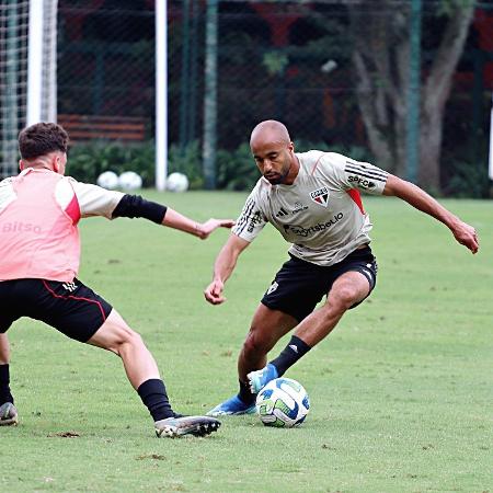 Lucas Moura treina pelo São Paulo no CT da Barra Funda