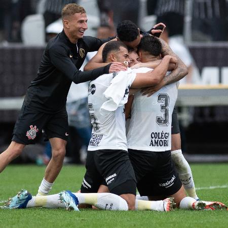 Jogadores do Corinthians comemoram título da Copinha após vitória sobre o Cruzeiro