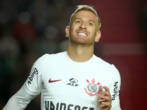 Corinthians tem mexidas e pivô de polêmica como titular contra o Vitória