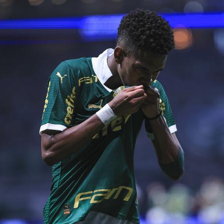 Estêvão, do Palmeiras, comemora após marcar contra o Botafogo-SP, pela Copa do Brasil