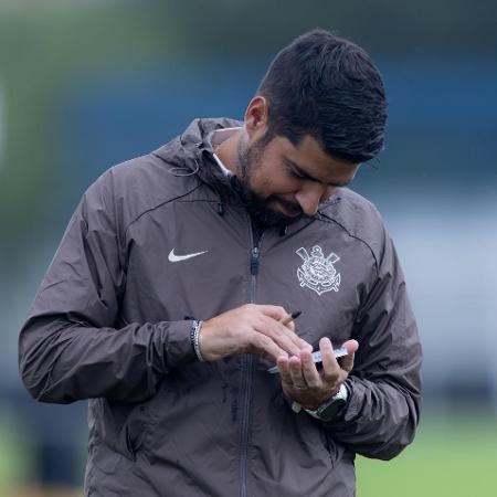 António Oliveira esboça mudanças no time do Corinthians