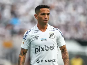 Santos rescinde contrato com meia argentino que só disputou 12 jogos