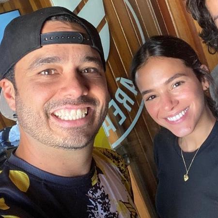 Rogério Menezes junto de Bruna Marquezine na Go Fly Paraquedismo