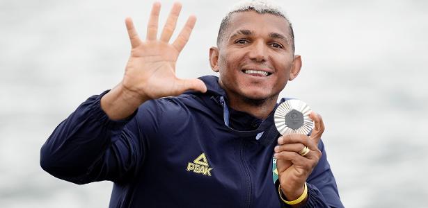 Isaquias agradece apoio da Nação Rubro-negra após conquista da prata.