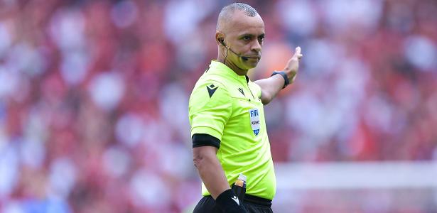 REVELADO! Áudio do VAR revela decisões polêmicas em lances de gol do Palmeiras contra Flamengo.