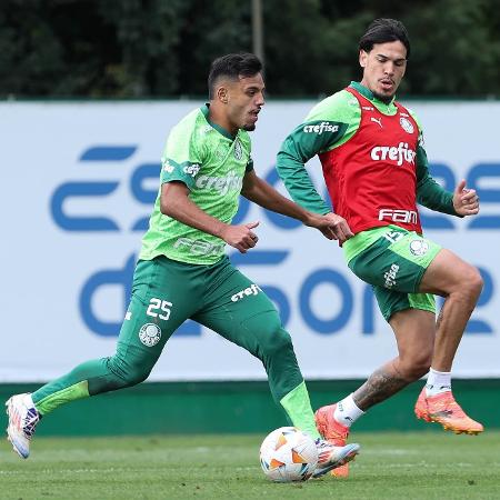 Gabriel Menino e Gustavo Gómez em treino, antes de jogo contra o Botafogo pela Libertadores