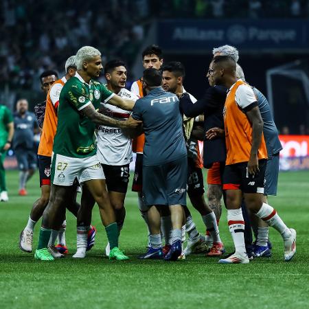 Confusão no gramado do Allianz Parque após o fim do clássico entre Palmeiras e São Paulo, pelo Brasileirão