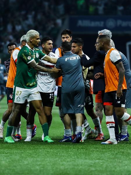 Confusão no gramado do Allianz Parque após o fim do clássico entra Palmeiras e São Paulo, pelo Brasileirão